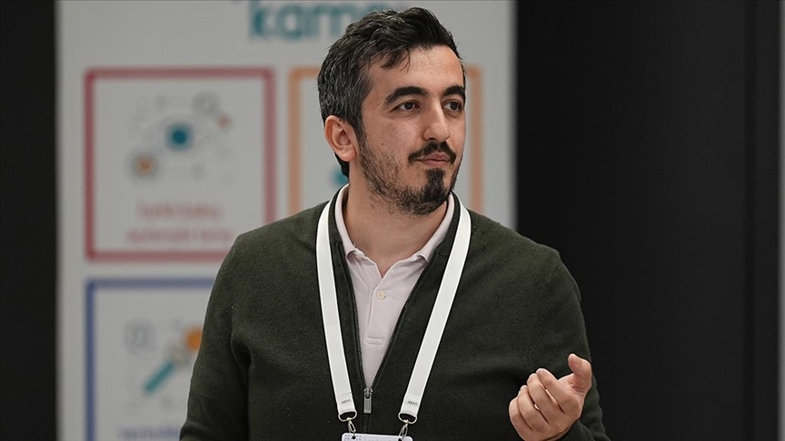 AA Strateji ve Yönetim Geliştirme Müdürü Aköz, Vizyon Kampı'nda öğrencilerle bir araya geldi