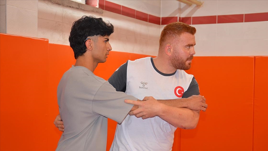 İşitme engelli milli judocu öğretmen, öğrencilerine 