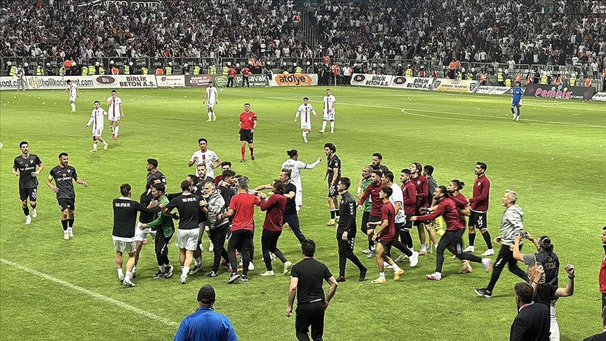 Elazığspor-Artı Değer Vanspor FK maçı yardımcı hakemin başına isabet eden 