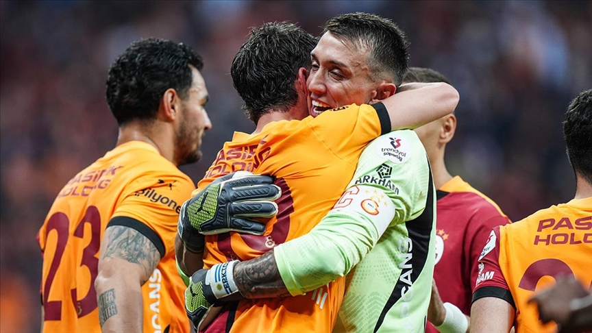 Şampiyon Galatasaray sezonu galibiyetle kapattı