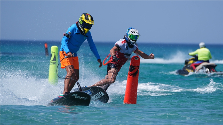 Çeşme, 16 ülkeden 80 sporcunun yarışacağı Dünya Motosurf Şampiyonası'na hazır