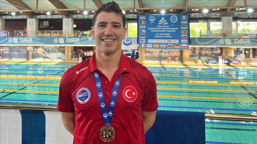 Milli sporcu Derin Toparlak, Paletli Yüzme Avrupa Şampiyonası'nda üçüncü oldu