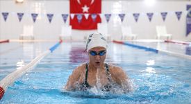 Milli paralimpik sporcu Melda Kolayca olimpiyat için yüzüyor