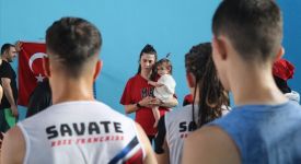 Kucağında bebeğiyle sporcu yetiştiriyor